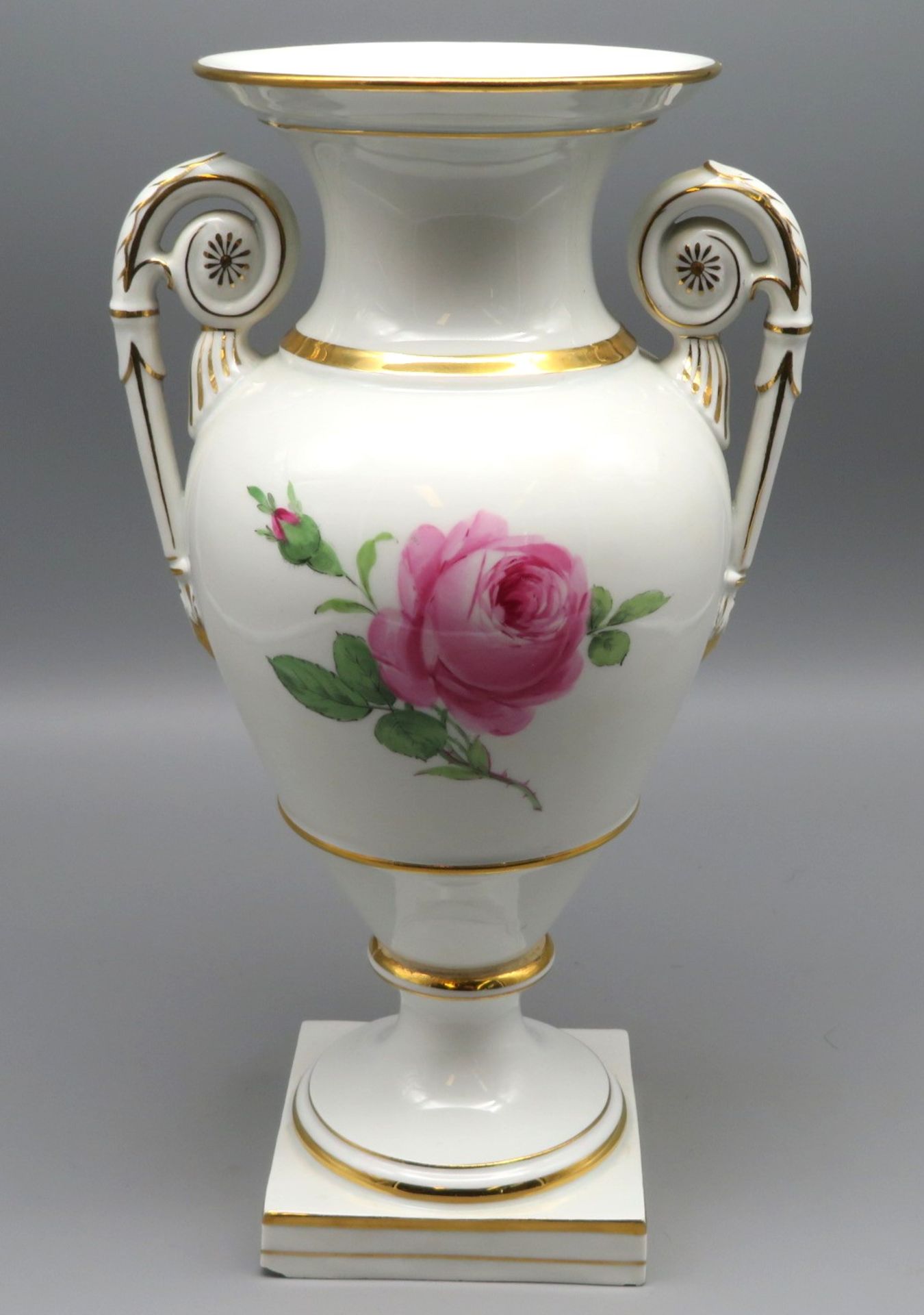 Amphorenvase mit 2 Handhaben, Meissen, Rote Rose, Weißporzellan mit polychromer Rosenmalerei, Goldr - Image 2 of 3