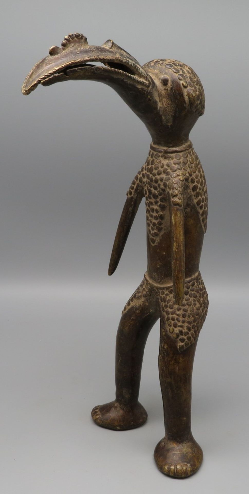 Ahnenfigur mit geöffnetem Schnabel, Afrika, Nigeria, Vere, antik, Bronze, 32,5 x 12,5 x 14,5 cm. - Image 2 of 2