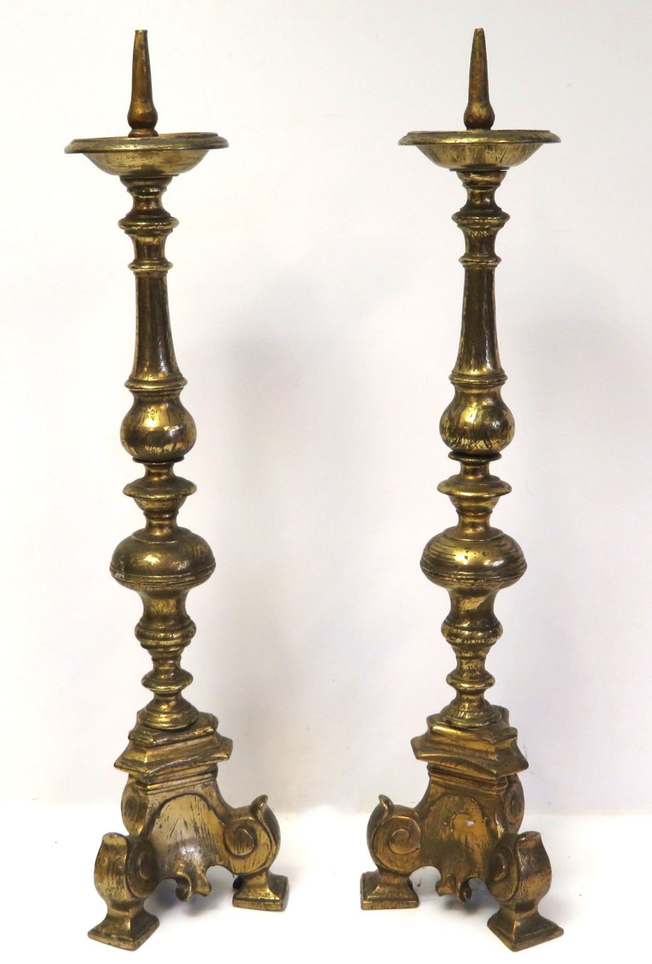 2 Kirchenkerzenleuchter, 19. Jahrhundert, Bronze mit Resten von Feuervergoldung, h 59 cm, d 14 cm.