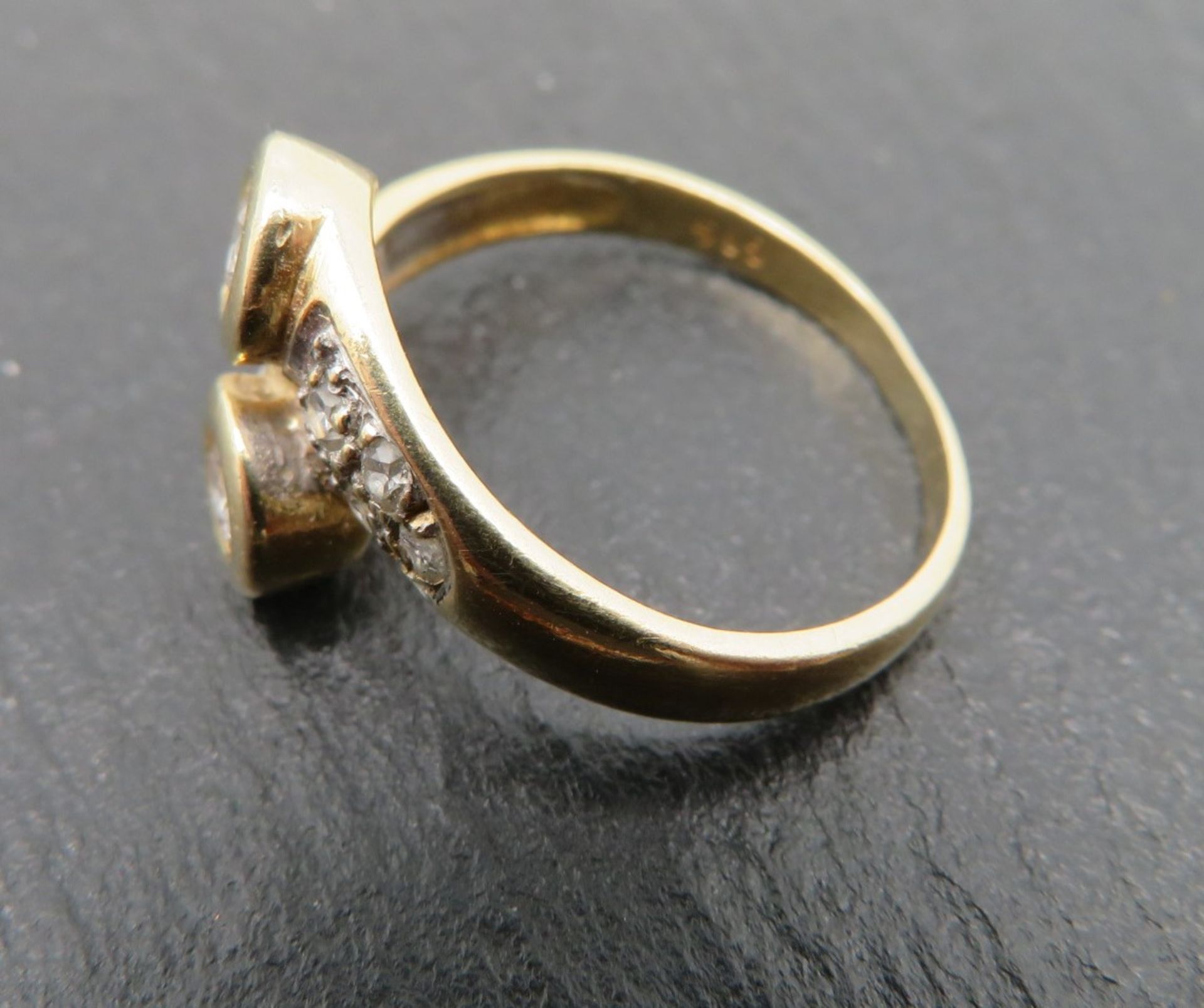 Toi-et-Moi-Ring, 7 Brillanten, zus.ca. 0,20 ct, IF, Gelb- und Weißgold 585/000, punziert, 2,7 g, Ri - Bild 2 aus 2