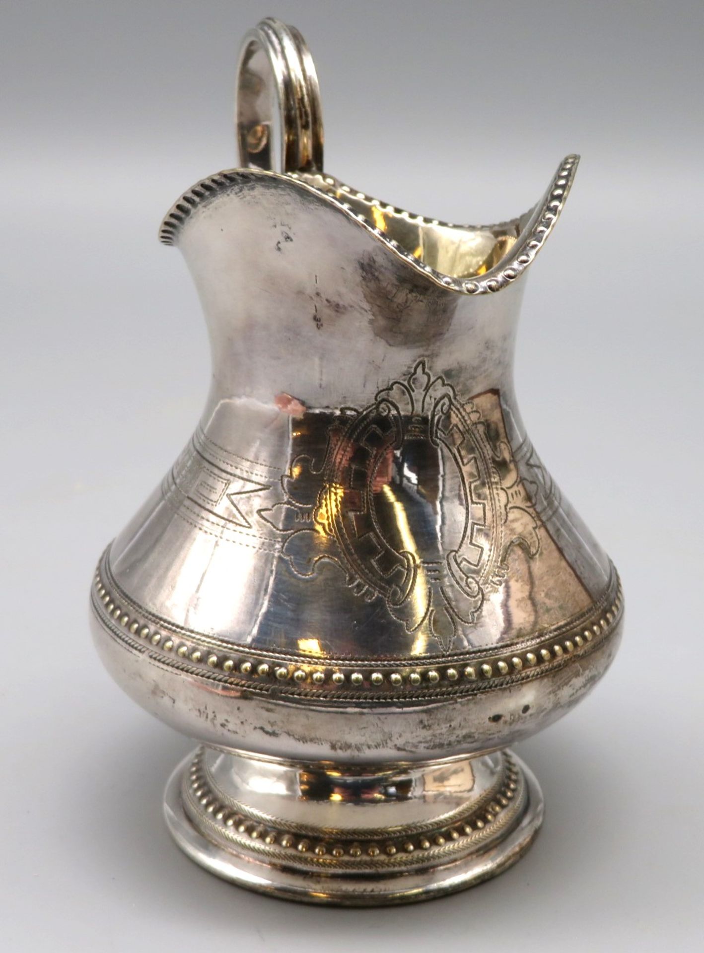 Sahnekännchen, 19. Jahrhundert, Silber 800/000, geprüft, 150 g, Innenvergoldung, umlaufender Perlra - Image 2 of 2