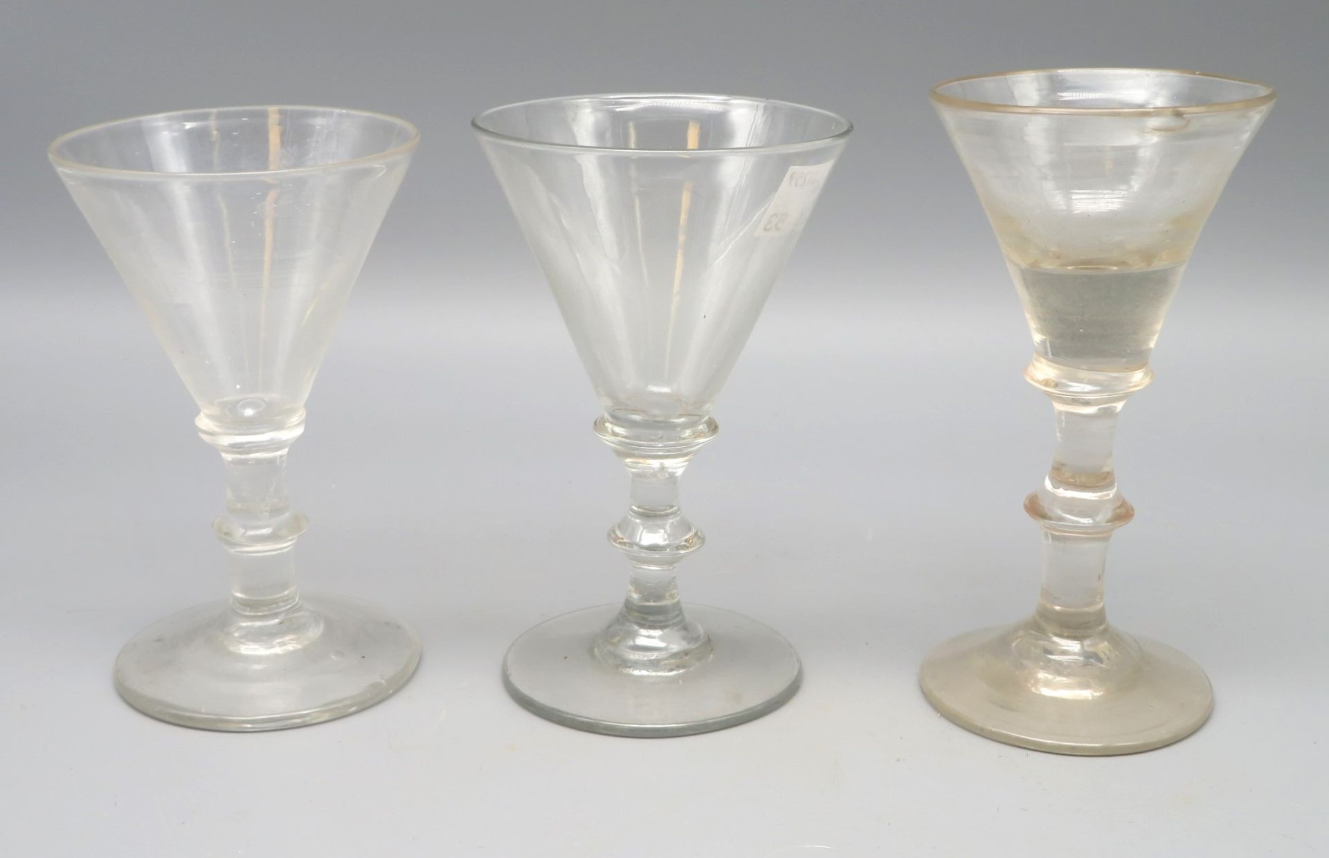 3 diverse, antike Gläser, 18./19. Jahrhundert, farbloses Glas, Abriss, ein Chip, h 12/12,5/13 cm.