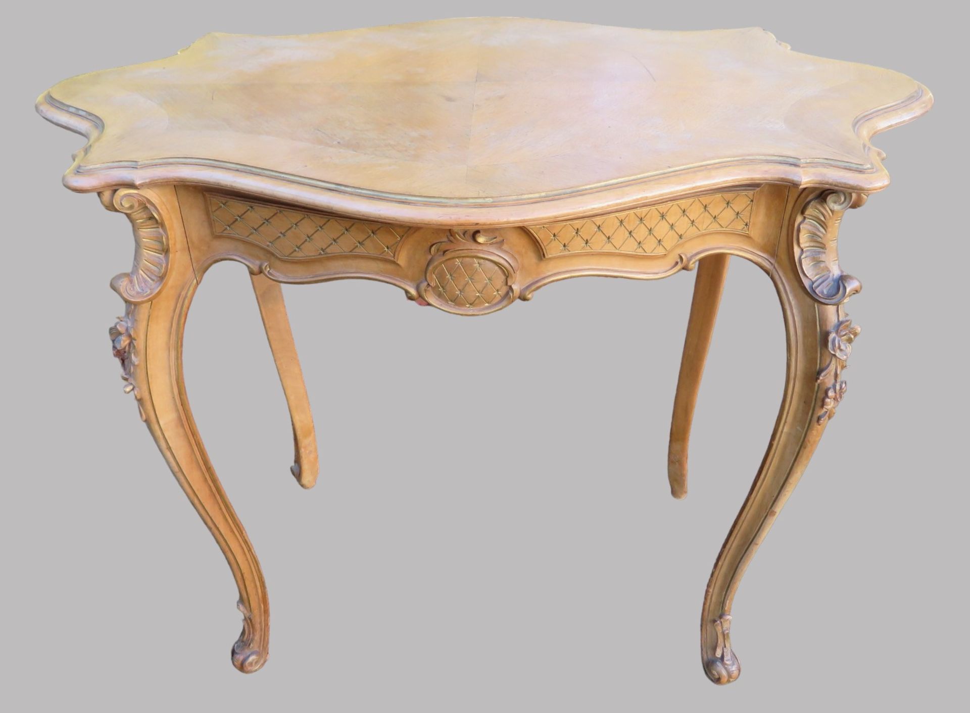 Tisch, Rokokostil, 19. Jahrhundert, Nussbaum beschnitzt, rest.bed., 74 x 90 x 54 cm.