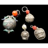 4 antike Glocken, wohl China/Tibet, um 1900, Silber, teils mit (geschnitztem) Karneolbehang, 1 x mi