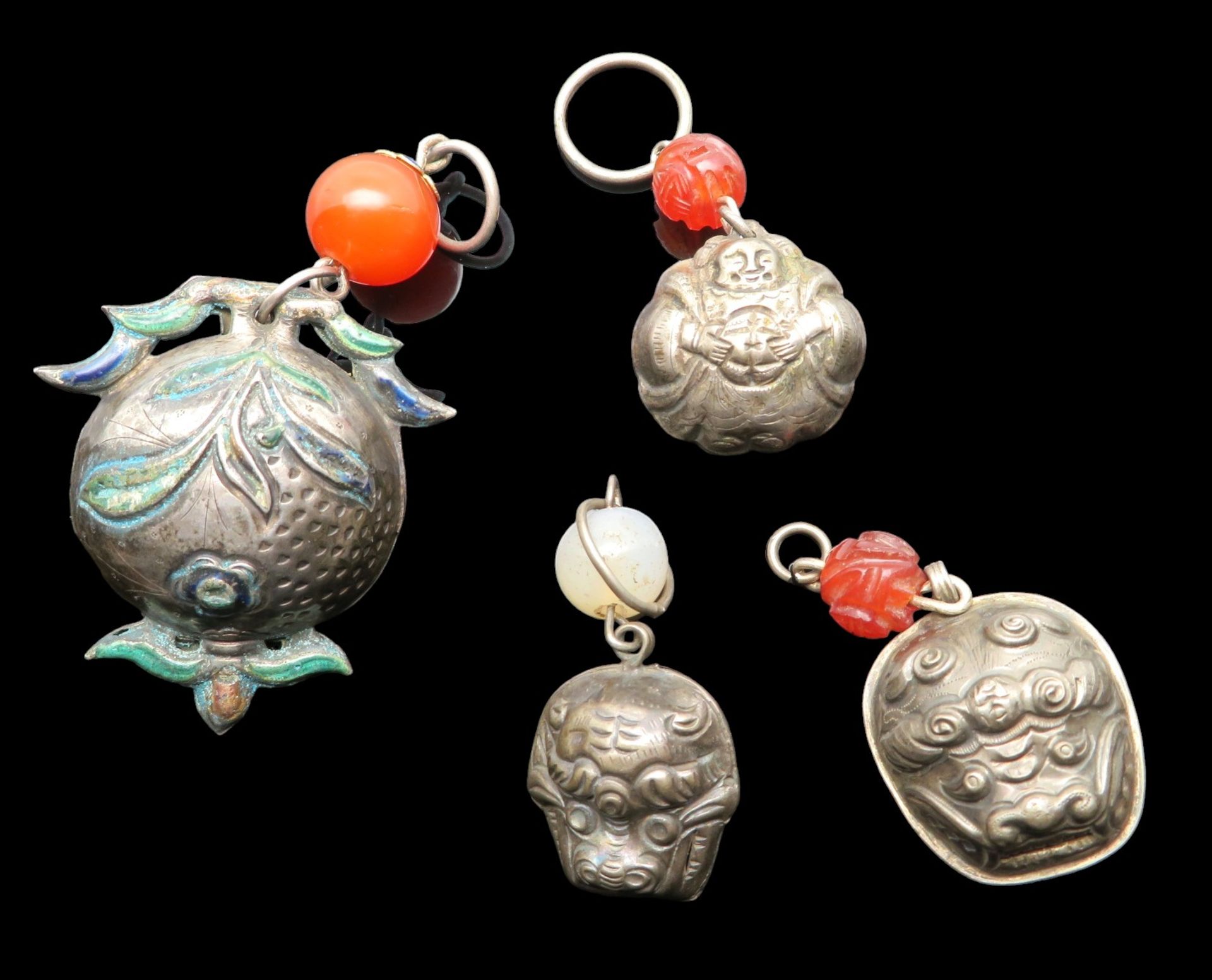 4 antike Glocken, wohl China/Tibet, um 1900, Silber, teils mit (geschnitztem) Karneolbehang, 1 x mi