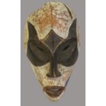 Tanzmaske, Afrika, Gabun, Holz geschnitzt und gekalkt, besch., 37 x 21 x 10 cm.