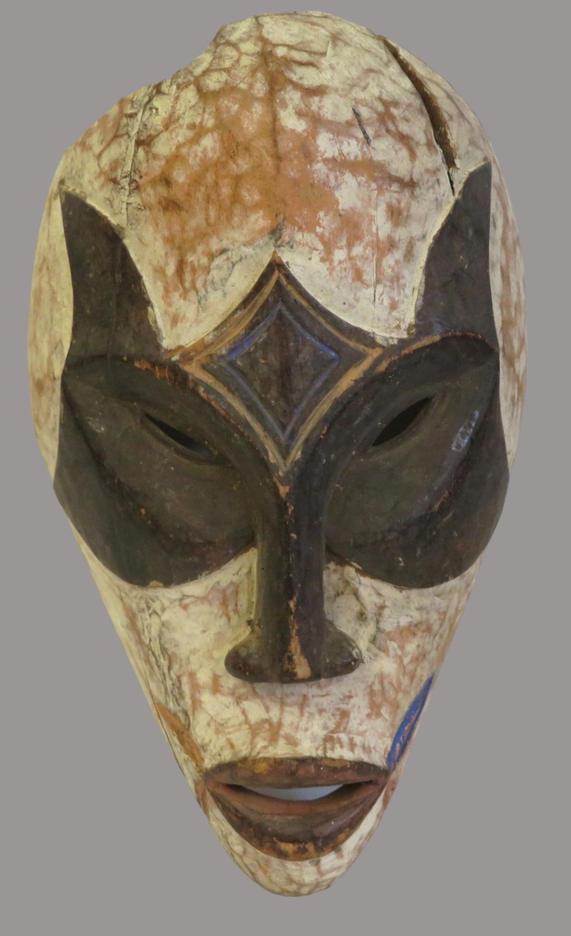 Tanzmaske, Afrika, Gabun, Holz geschnitzt und gekalkt, besch., 37 x 21 x 10 cm.