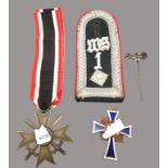 4 diverse Militaria Objekte, 2. Weltkrieg, Schulterklappe, Mutterkreuz, Anstecknadel und Orden (193
