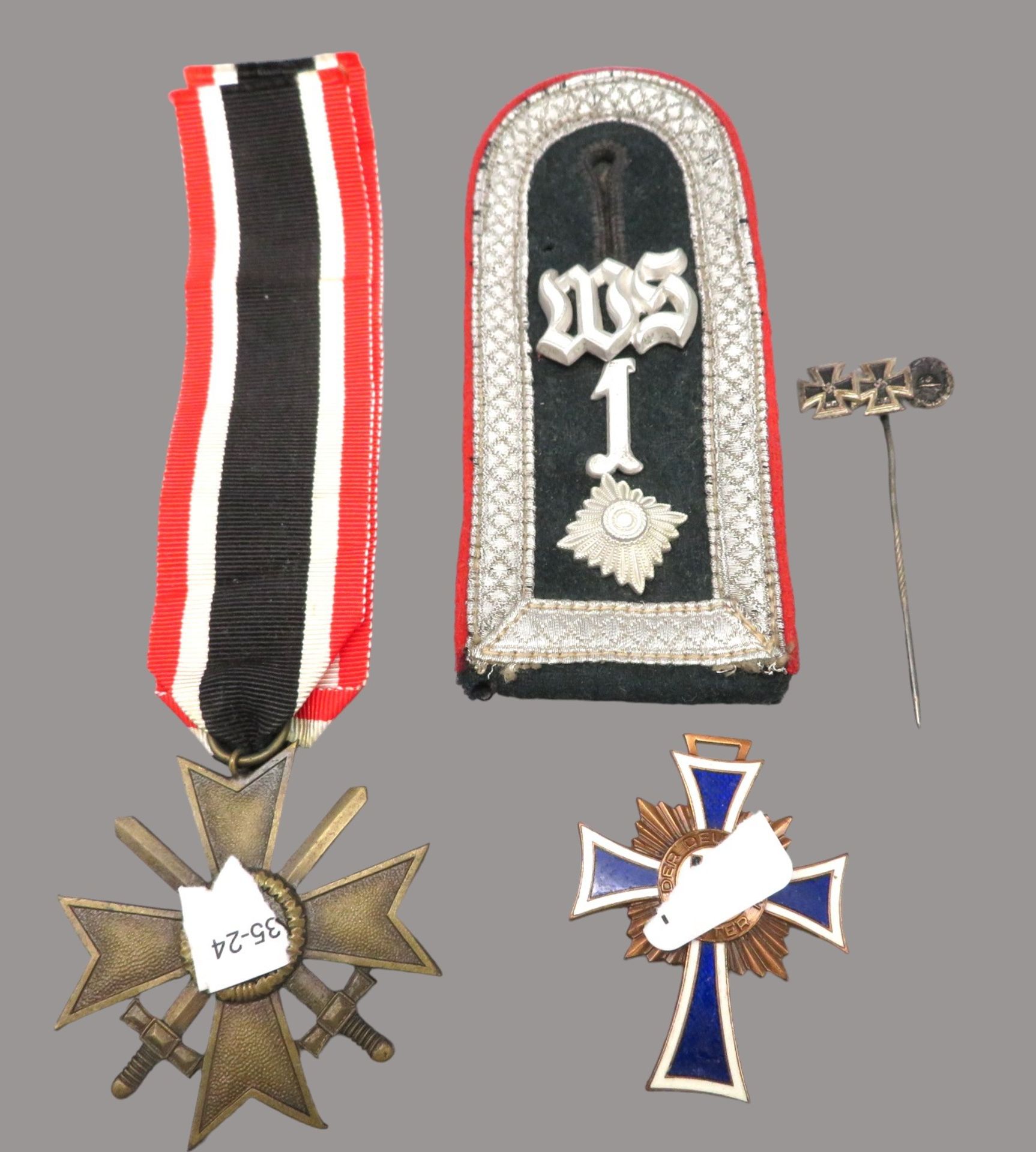 4 diverse Militaria Objekte, 2. Weltkrieg, Schulterklappe, Mutterkreuz, Anstecknadel und Orden (193
