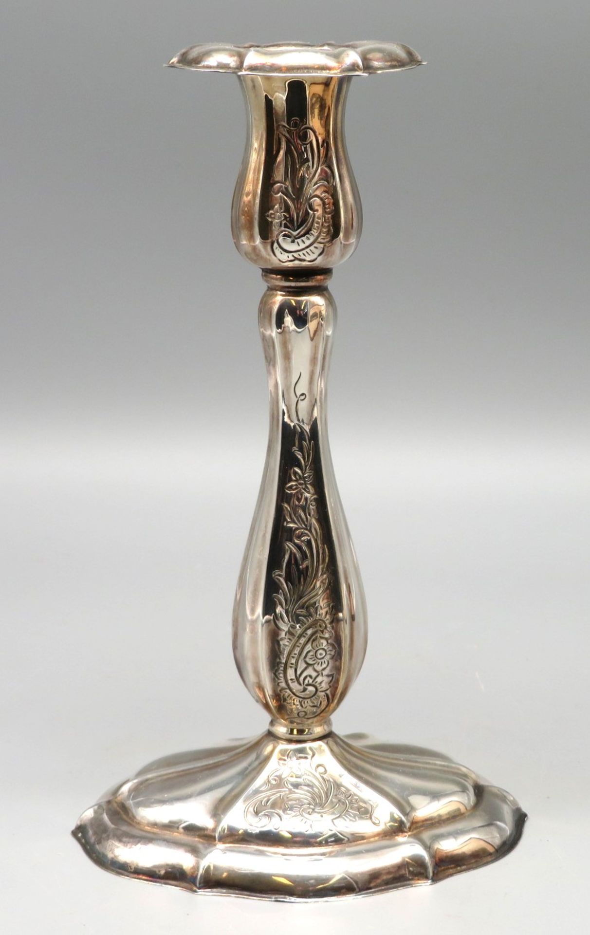 Dekorativer Kerzenleuchter, einflammig, Silber 835/000, punziert, (Fuß gefüllt) 287 g, reiche Blüt