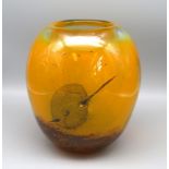 Designer Vase, Litauen, Vilniaus Stiklo Studija, dickwandiges, orangefarben eingefärbtes Glas mit r