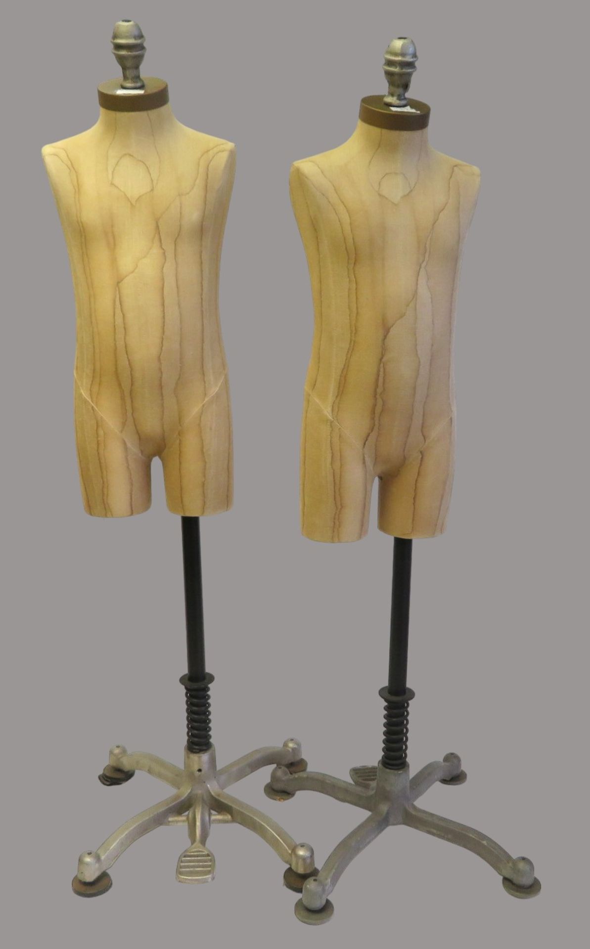 2 Kleiderpuppen für Kindermode, Gusseisen-Gestell, h 110 cm, d 47 cm.