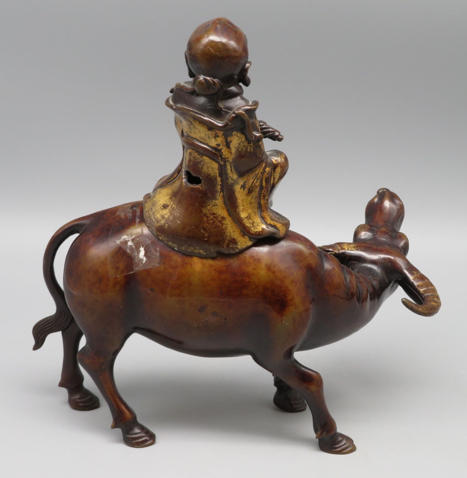 Bedeutendes Räuchergefäß in Gestalt des Laozi auf einem Büffel, China, 17./18. Jahrhundert, goldgef - Bild 3 aus 5