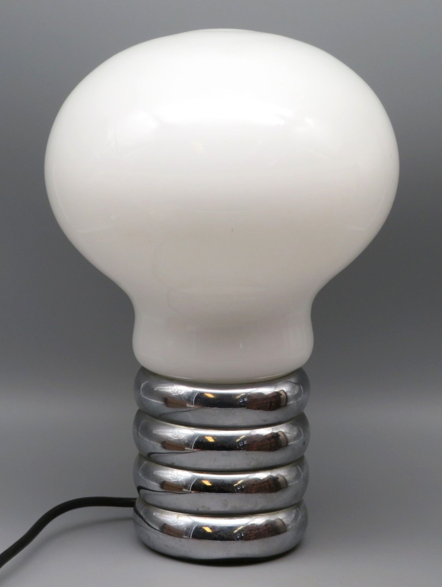 Vintage Tischlampe, Bulb Lamp, 1970er Jahre Opalinglasschirm, Chromfuß, einflammig, h 29 cm, d 19 c
