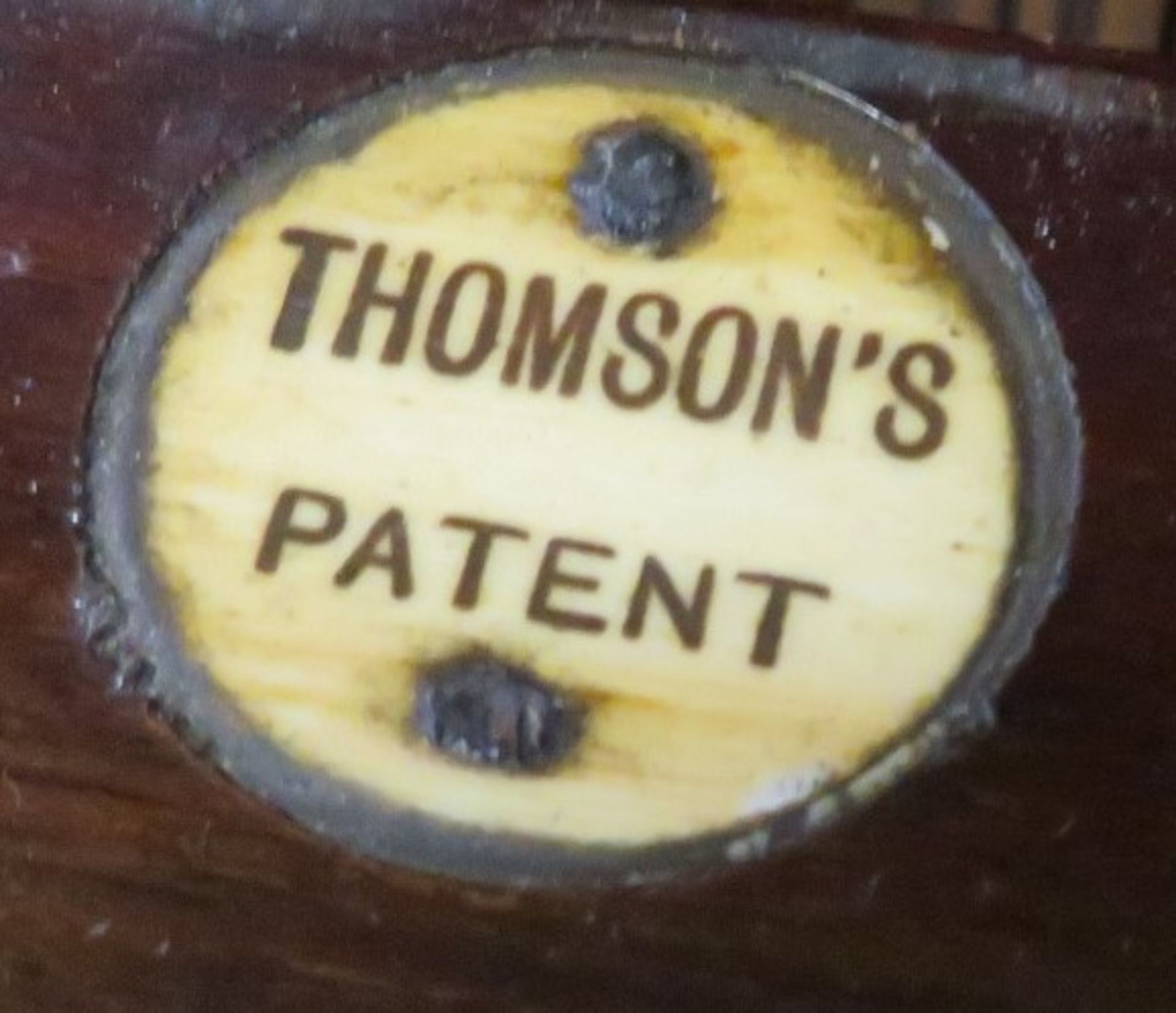 Schrägklappensekretär, England, 19. Jahrhundert, gem. "Thomson's Patent", Mahagoni geschnitzt, Widm - Bild 4 aus 5