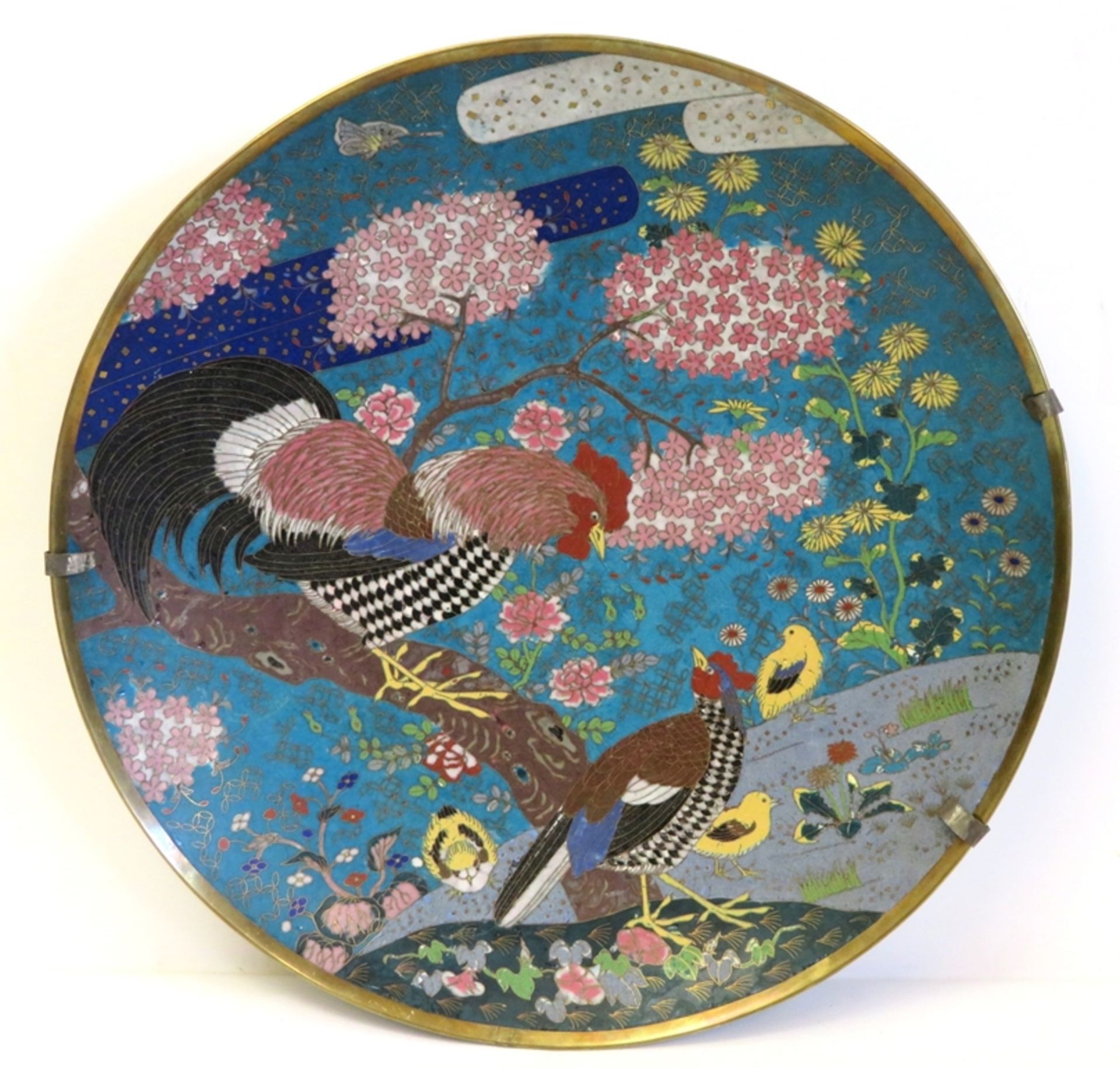 Großer Cloisonné Teller, Japan, 19. Jahrhundert, farbiger Zellenschmelz mit Dekor von Hahn und Henn