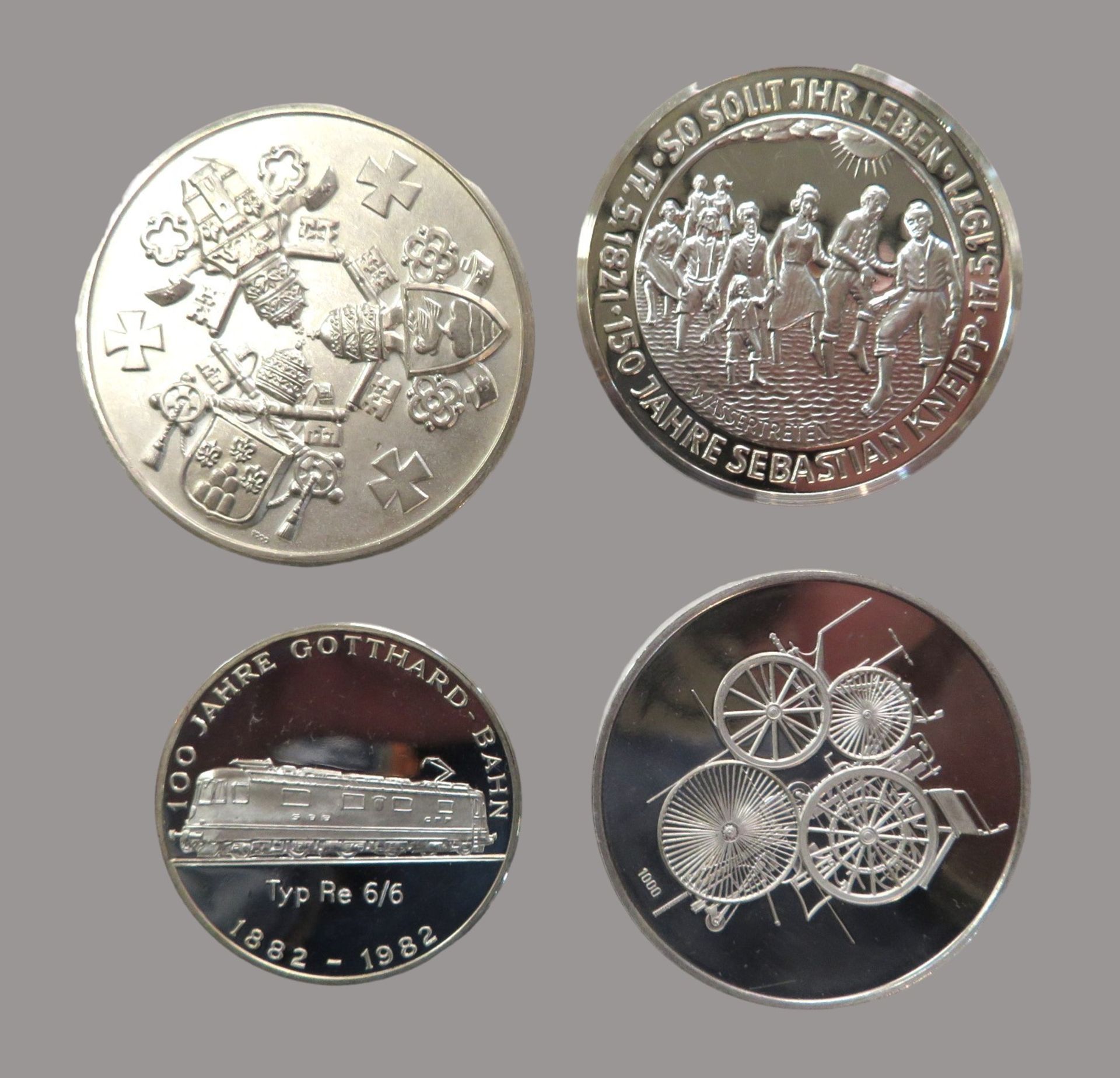 Konvolut von 4 diversen Silbermedaillen; Sebastian Kneipp, Silber 1000/000, punziert, 24,4 g, d 4 c - Image 2 of 2