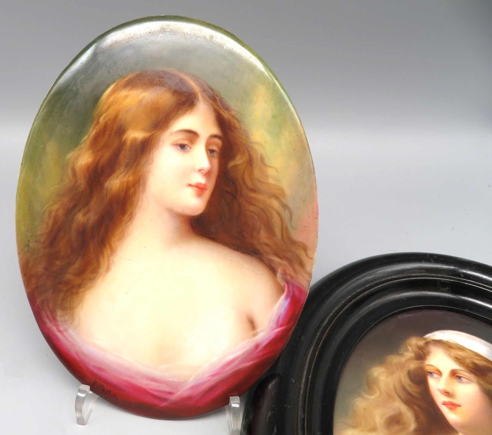 2 Porzellan-Plaketten mit Damenbildnissen, um 1900, oval, Porzellan mit polychromer Handbemalung, s - Image 3 of 4