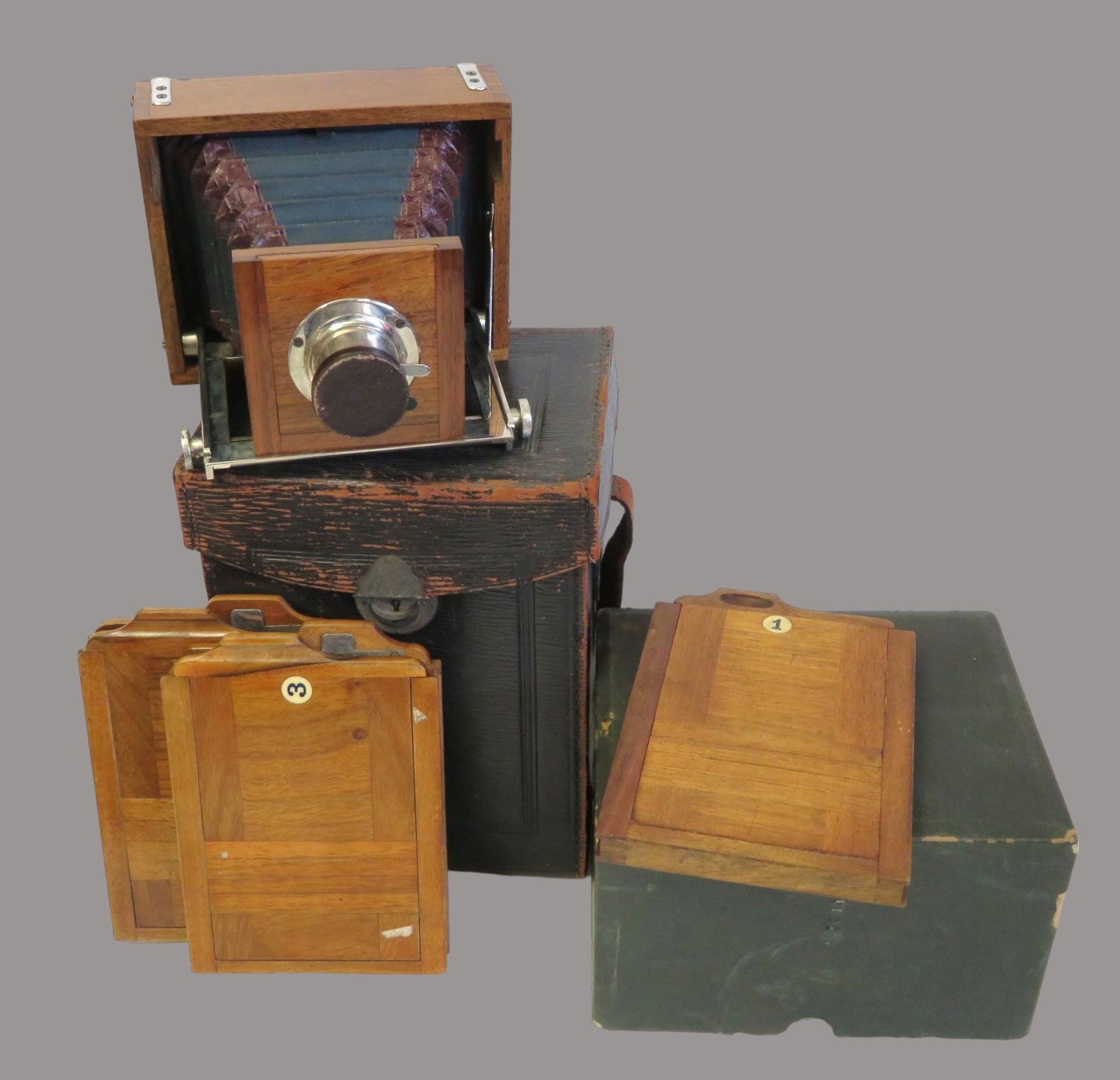 Plattenkamera im Futteral, 19. Jahrhundert, 16 x 13 x 18 cm.