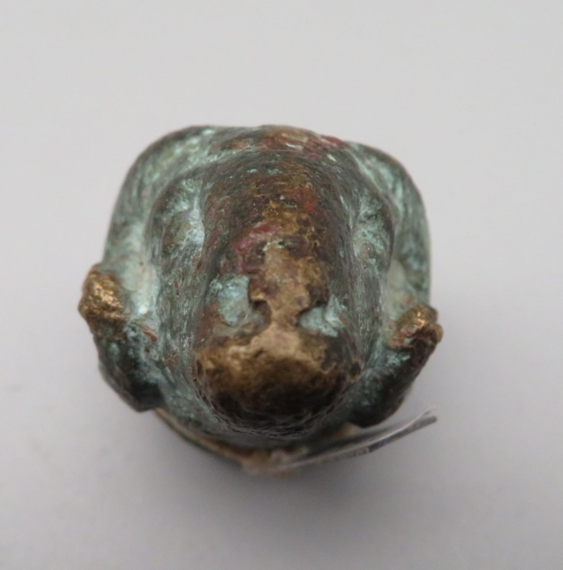 Antike Ausgrabung in Gestalt eines Widderkopfs, wohl Griechisch/Römisch, Bronze, wohl Endzier eines - Image 2 of 3