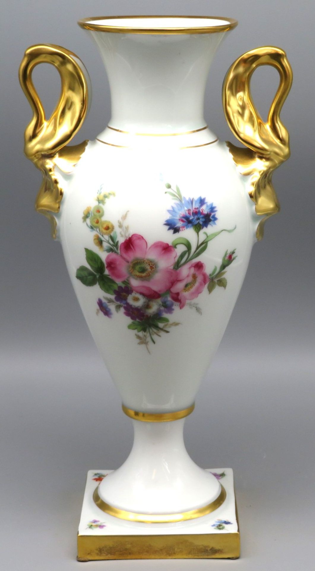 Henkelamphore, Lindner Porzellan, Weißporzellan mit polychromer Blütenbemalung, reiche Goldmalerei,