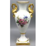 Henkelamphore, Lindner Porzellan, Weißporzellan mit polychromer Blütenbemalung, reiche Goldmalerei,