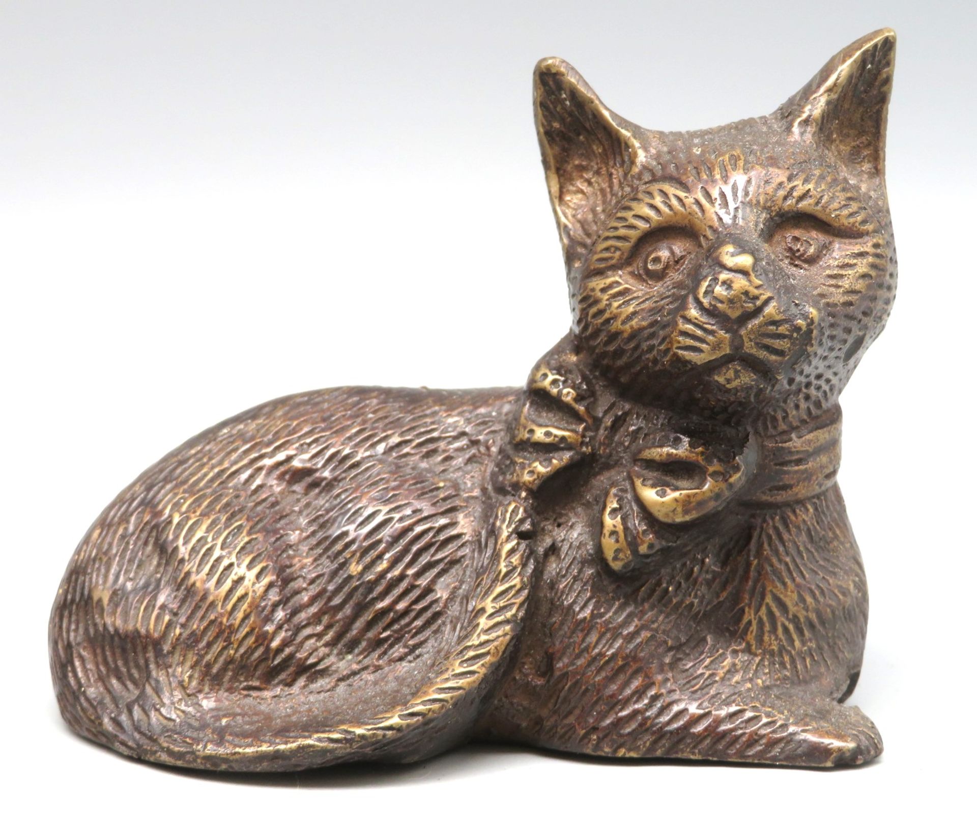 Liegende Katze, Bronze, 8,2 x 9,8 x 5,8 cm.
