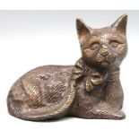 Liegende Katze, Bronze, 8,2 x 9,8 x 5,8 cm.
