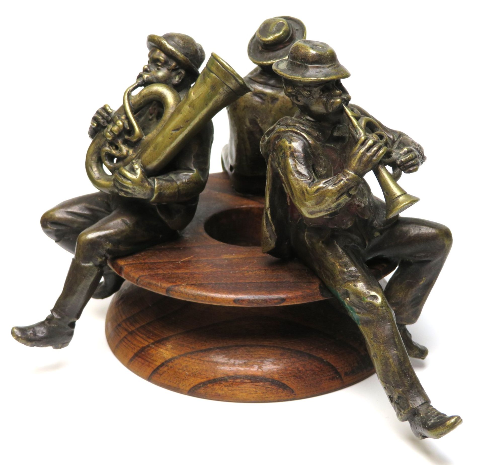 Unbekannt, um 1900, Drei bayrische Musikanten, Bronze, Holzsockel, h 11,5 cm, d 18 cm. - Bild 2 aus 2