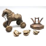 5 teiliges Konvolut diverser Bronzen, Indien, antik, Spielzeugpferd auf Rollen, 3 Glöckchen und Tis