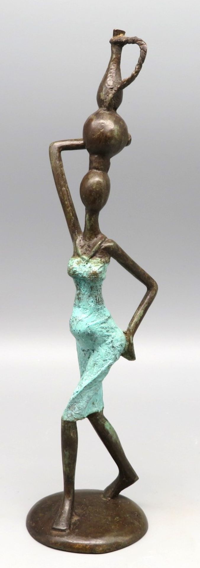 Stehende Afrikanerin, 1950/60er Jahre, Bronze, teils bemalt, h 27 cm, d 6,5 cm.