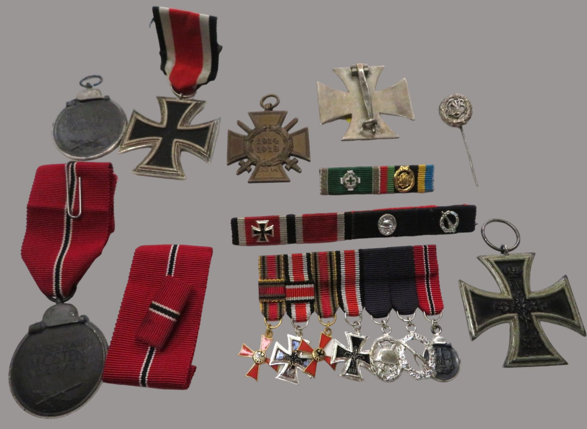 10 teiliges Konvolut diverser Orden und Ehrenabzeichen, 1. und 2. Weltkrieg, u.a. Eisernes Kreuz, 2 - Image 2 of 3