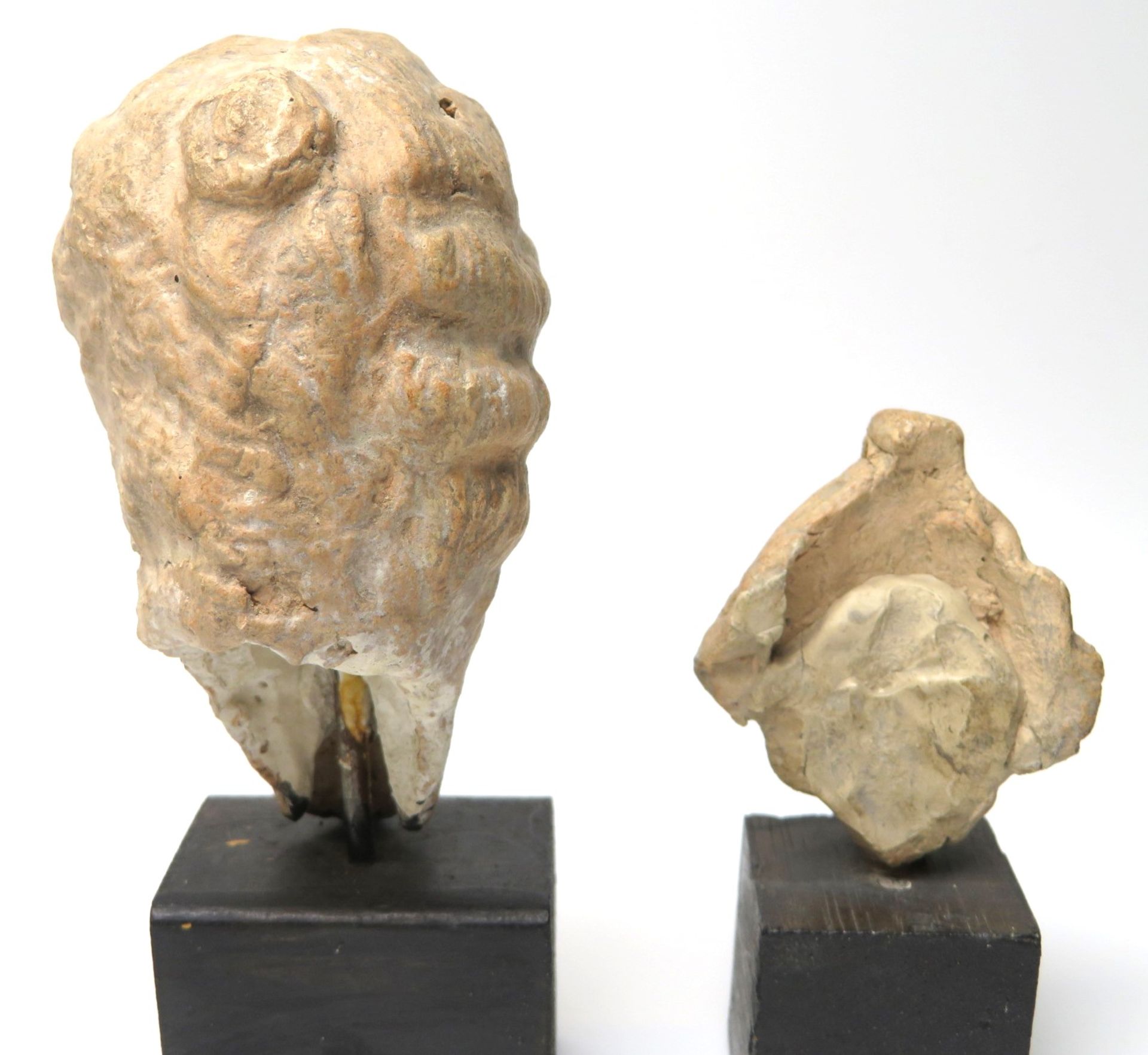 2 Köpfe von Statuetten (Kopf einer Frau und eines Kindes), wohl Römisch, Ausgrabungen, Ton, auf Hol - Bild 2 aus 2