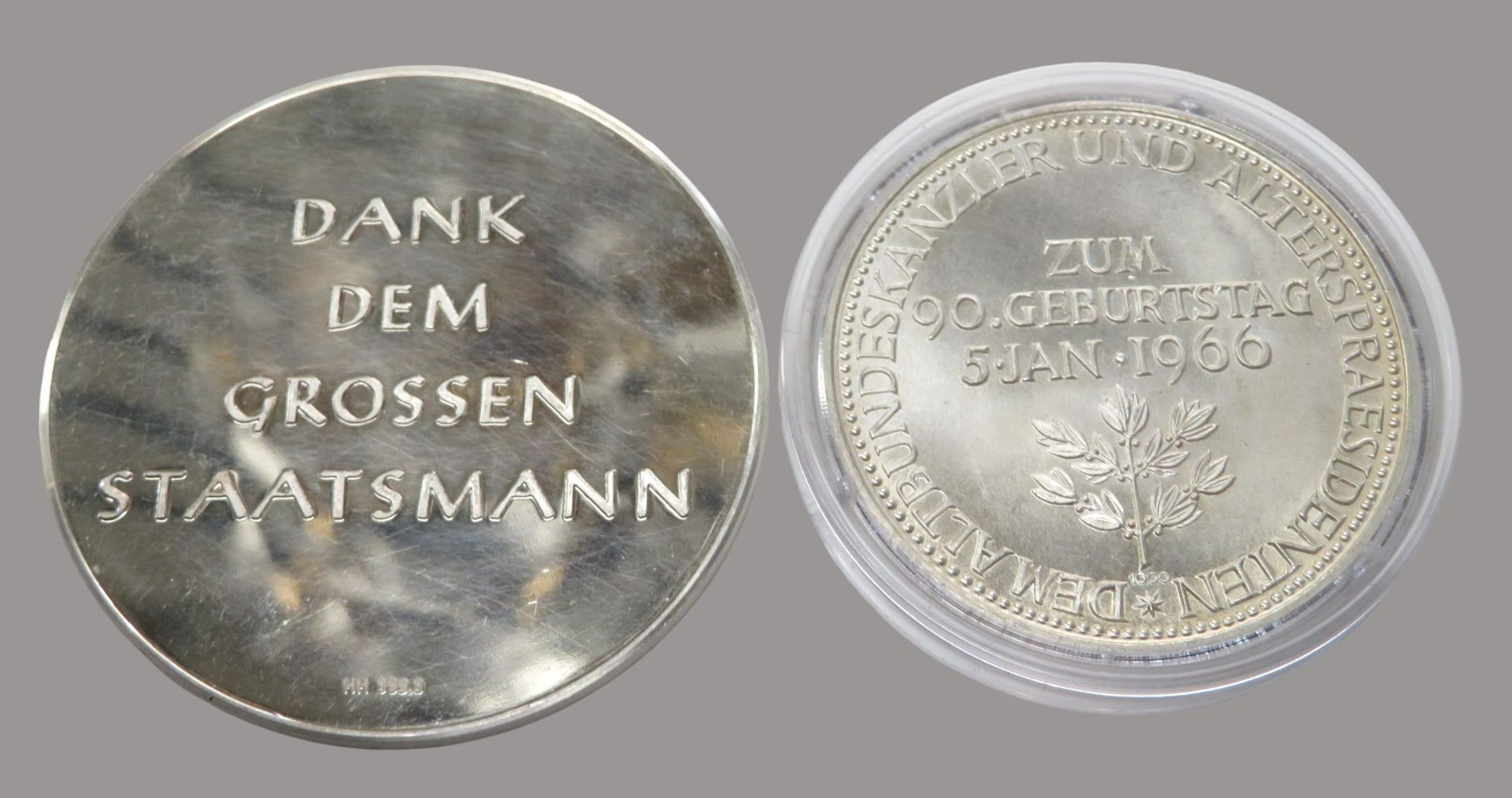 2 Medaillen, Konrad Adenauer, 1876 - 1967, 50 g, Silber 999,9/000, punziert, Spiegelglanz d 5 cm/25 - Image 2 of 2