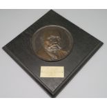 Platte des Reichspräsidenten Paul von Hindenburg, Bronze, sign. "F. Beyer", dat. (19)33, mit Widmun