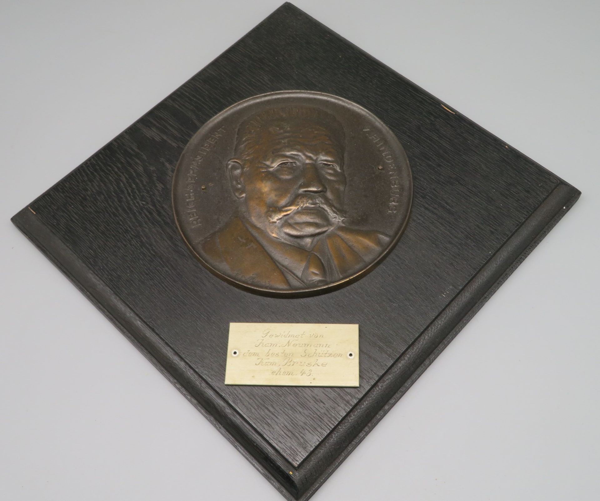 Platte des Reichspräsidenten Paul von Hindenburg, Bronze, sign. "F. Beyer", dat. (19)33, mit Widmun