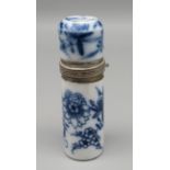 Parfumflakon, 19. Jahrhundert, Weißporzellan mit unterglasurblauem Zwiebelmusterdekor, Innenstöpsel