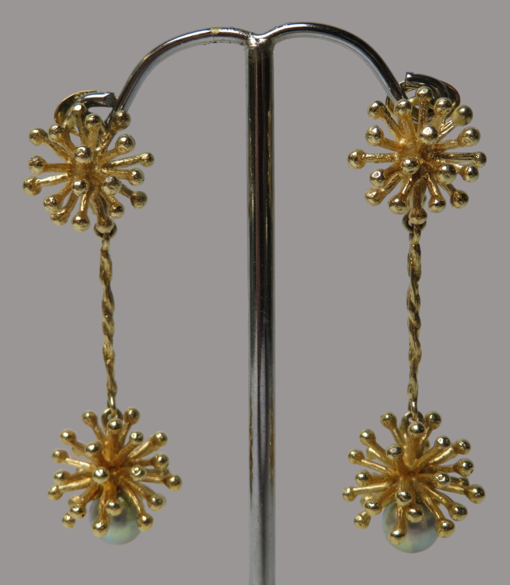 Außergewöhnlicher Designer Ohrschmuck, halbrundes Element in Sputnik-Optik, daran frei schwingender