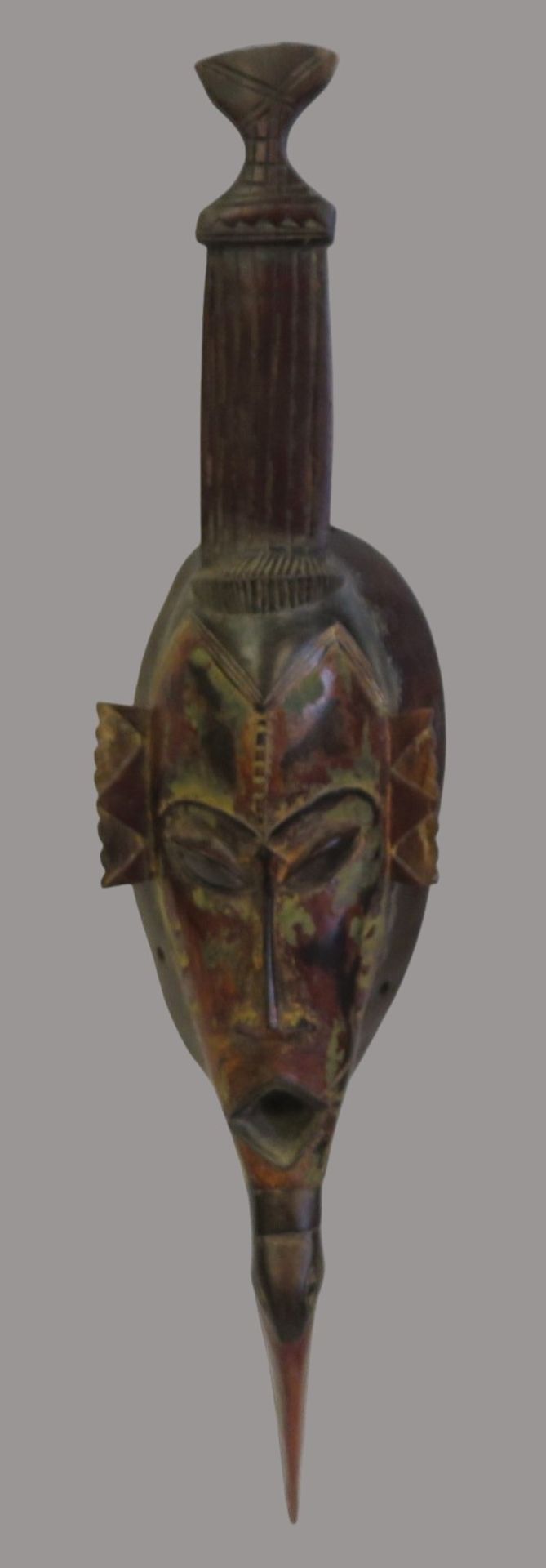 Elegante Tanzmaske, Afrika, Westafrika, Dan, Reste von Bemalung, 61 x 14,5 x 7 cm.