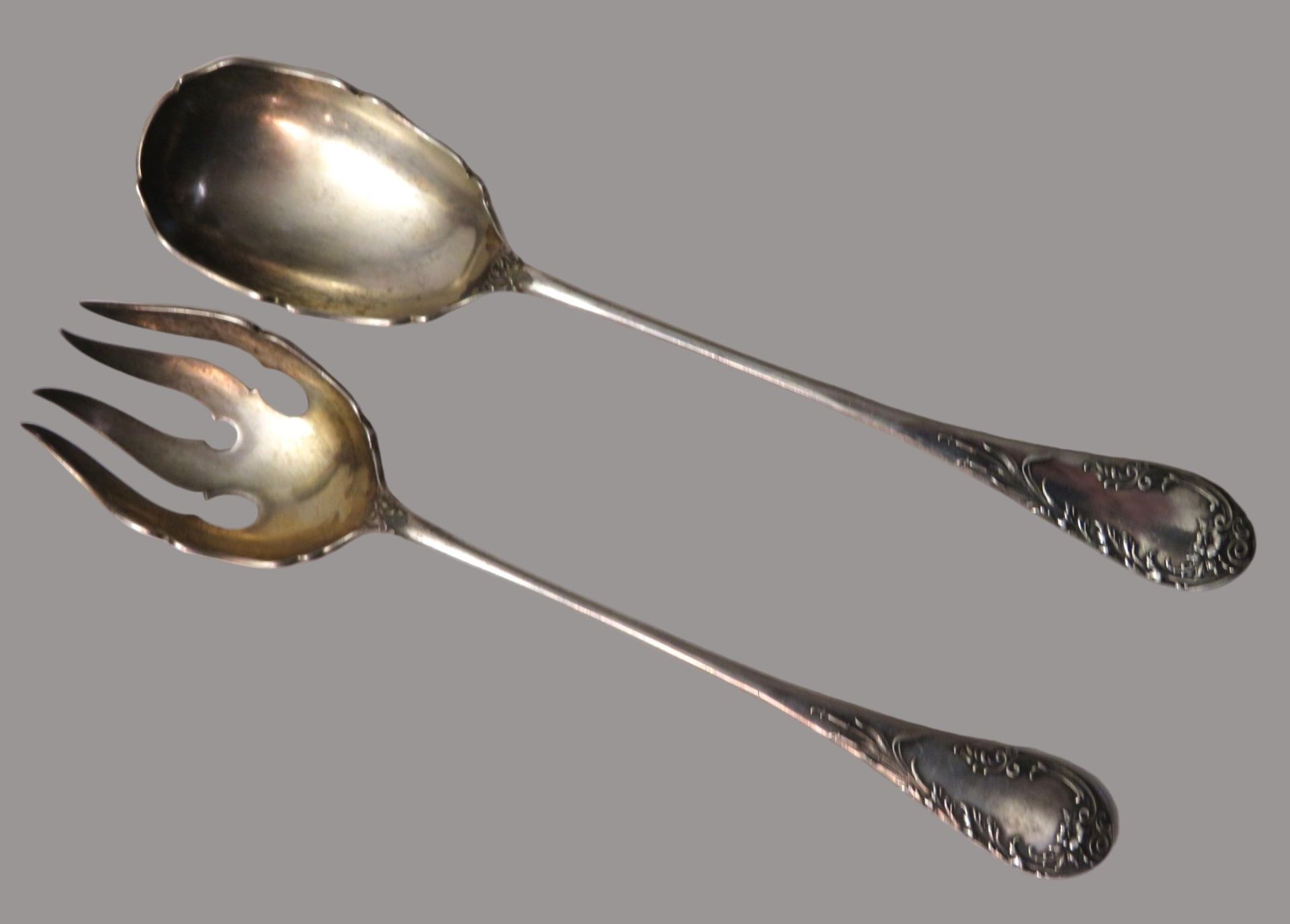 Salatbesteck, Jugendstil, um 1900, 2 teilig, Silber 800/000, punziert, 127 g, l 21,5 cm, d 4,5 cm.