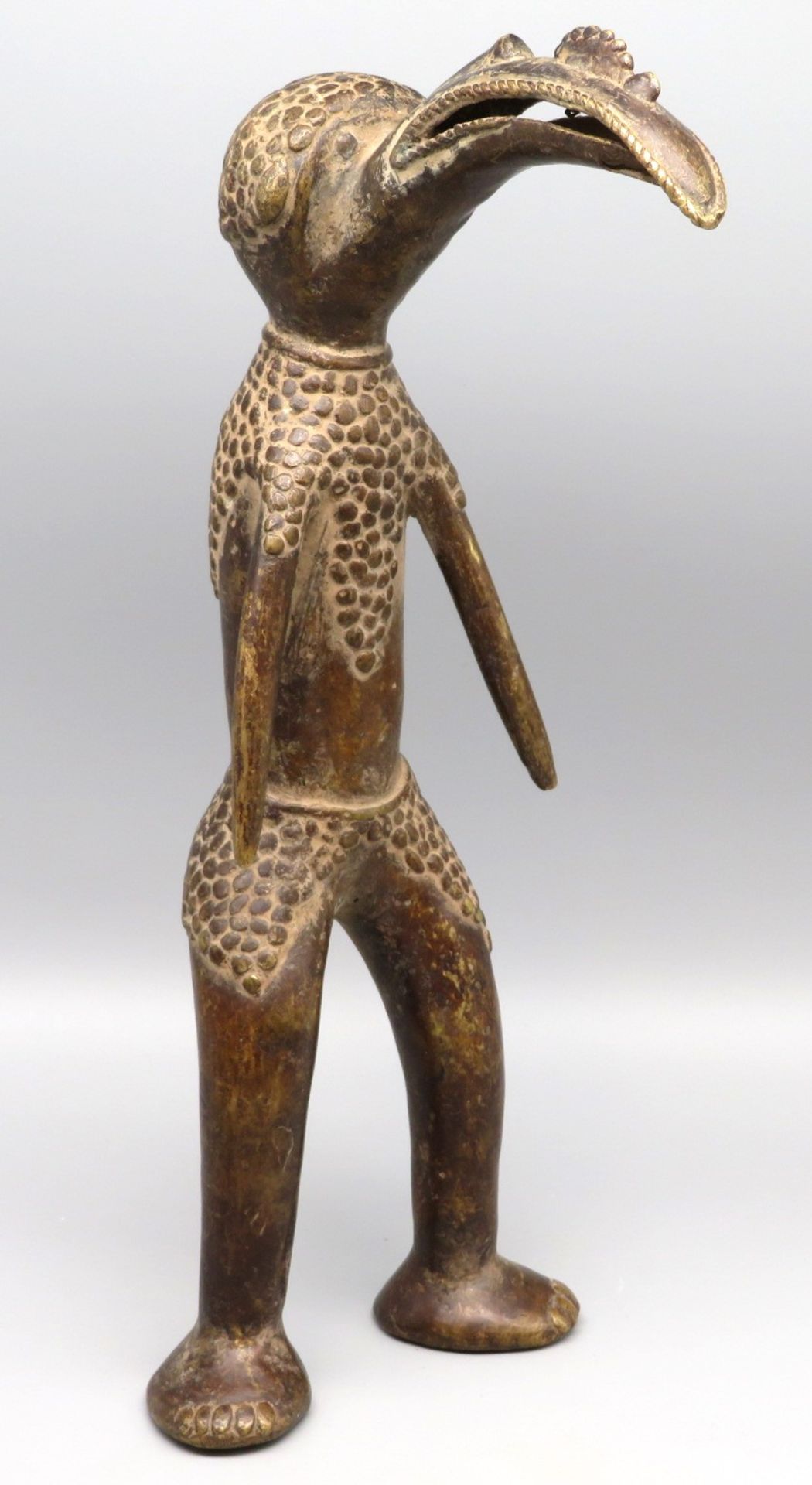 Ahnenfigur mit geöffnetem Schnabel, Afrika, Nigeria, Vere, antik, Bronze, 32,5 x 12,5 x 14,5 cm.