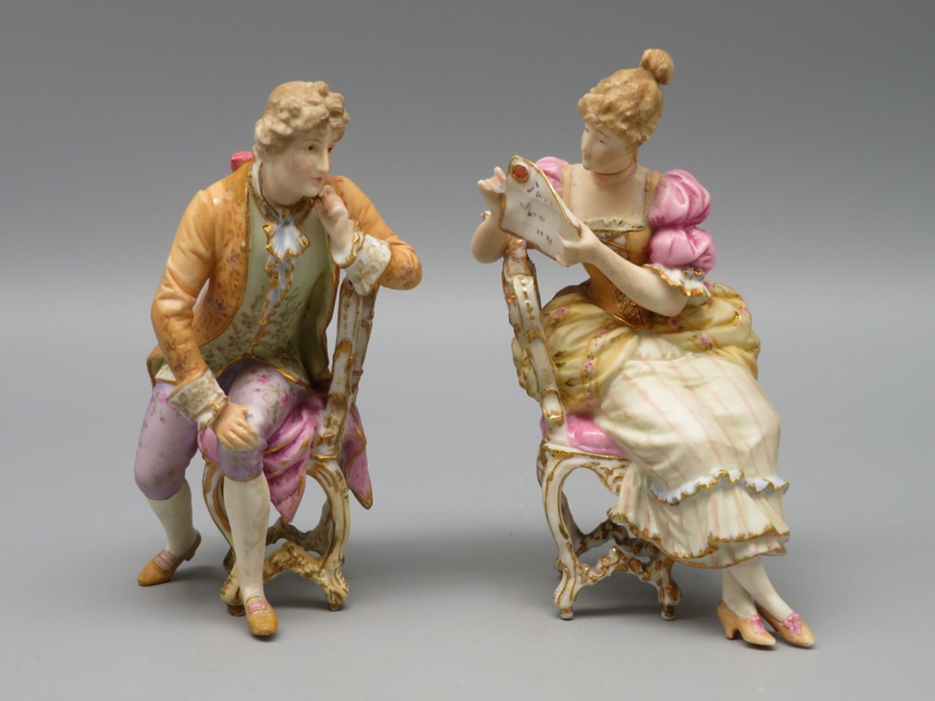 2 Biskuitporzellanfiguren, Galantes Paar, Thüringen, um 1900, Biskuitporzellan mit polychromer Bema