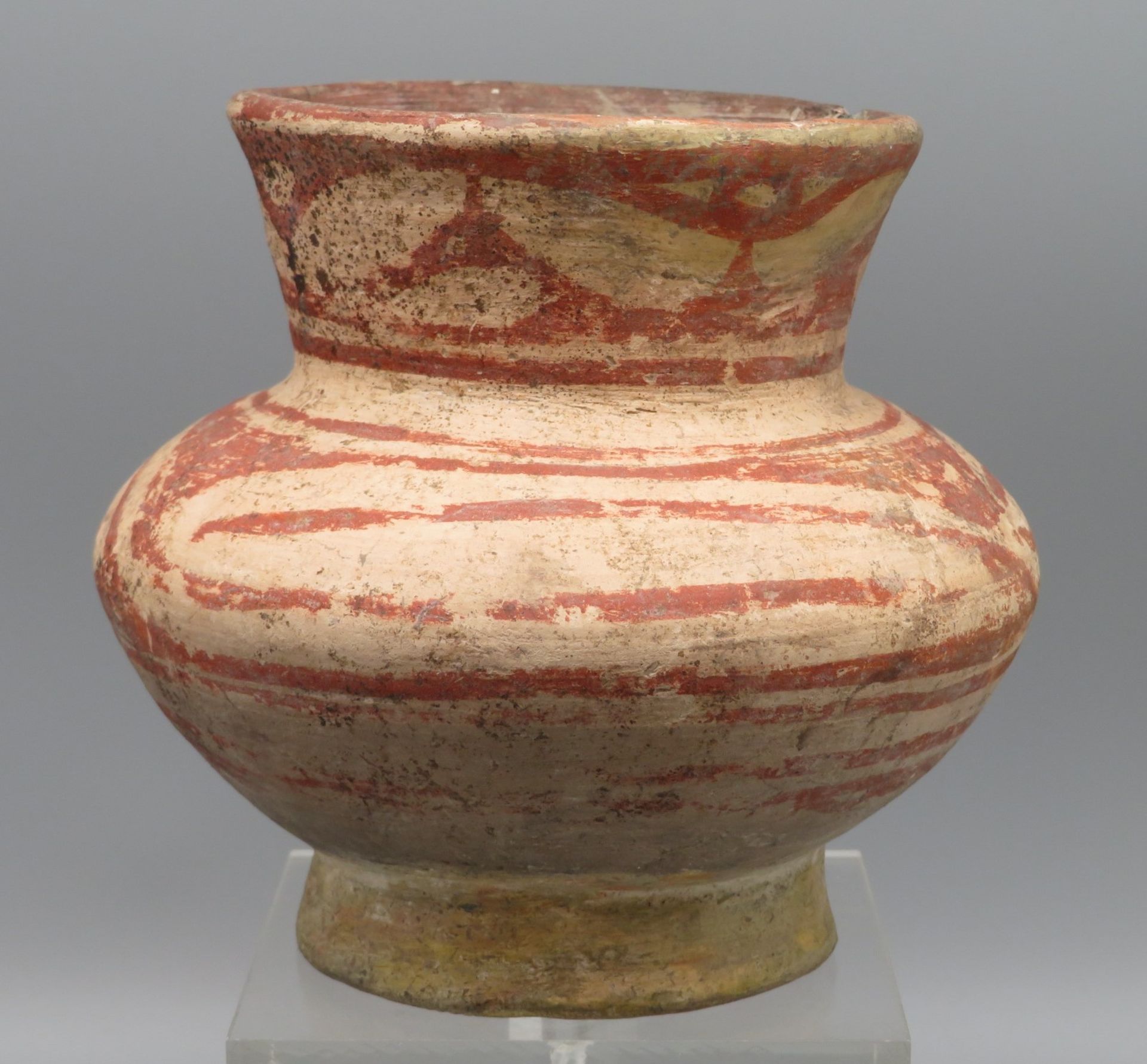 Bauchiges Gefäß, Thailand, Ban Chiang, antik, Keramik mit eisenroter Bemalung, im Brand orange-rot  - Bild 2 aus 3