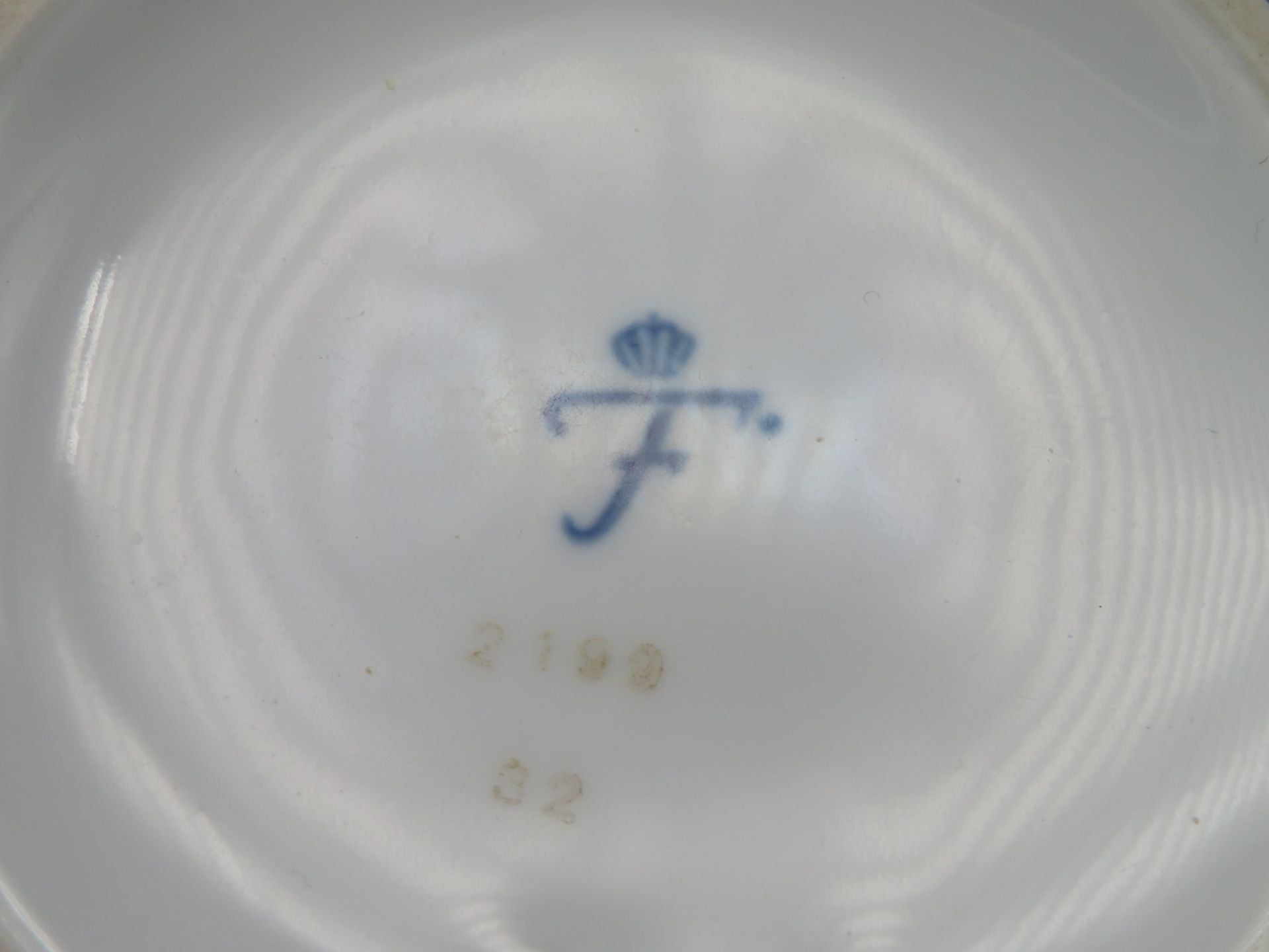 Teekanne, Fürstenberg, Weißporzellan mit polychromer Blütenbemalung, Vergoldung, gem., h 14 cm, d 2 - Image 2 of 2