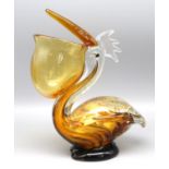 Glasskulptur, Pelikan mit geöffnetem Schnabel, Italien, wohl Murano, farbloses Glas mit farbigen Ei