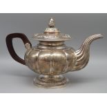 Antike Teekanne, 1. Hälfte 19. Jahrhundert, Silber 800/000, antike Punzen und Tremolierstrich, Holz