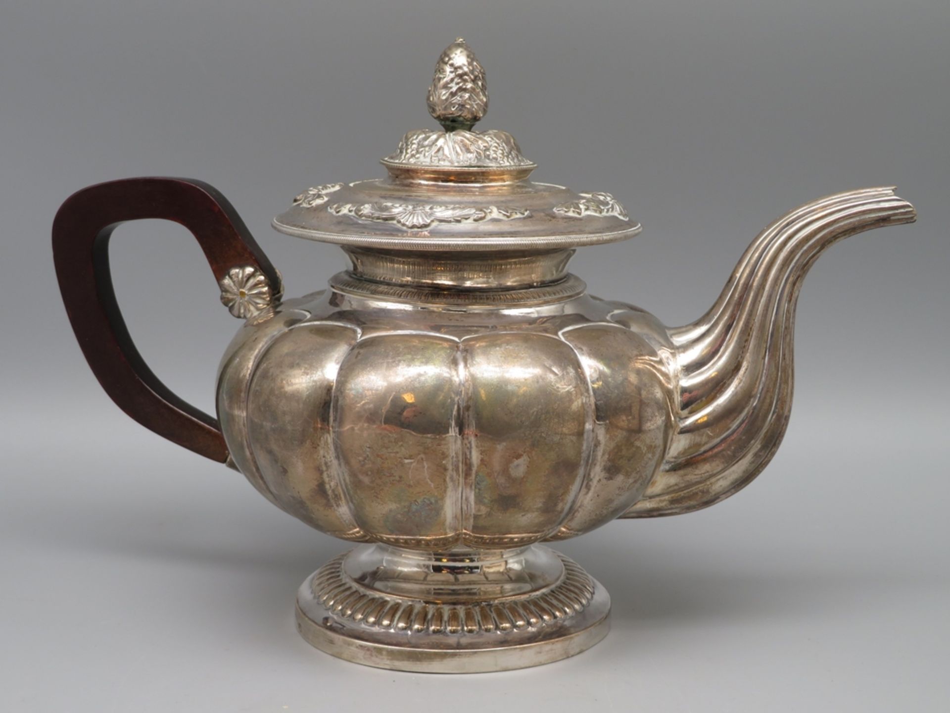 Antike Teekanne, 1. Hälfte 19. Jahrhundert, Silber 800/000, antike Punzen und Tremolierstrich, Holz