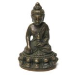 Sitzender Buddha, Thailand, Bronze, Lotussockel, sign., h 3,8 cm, d 2,5 cm.