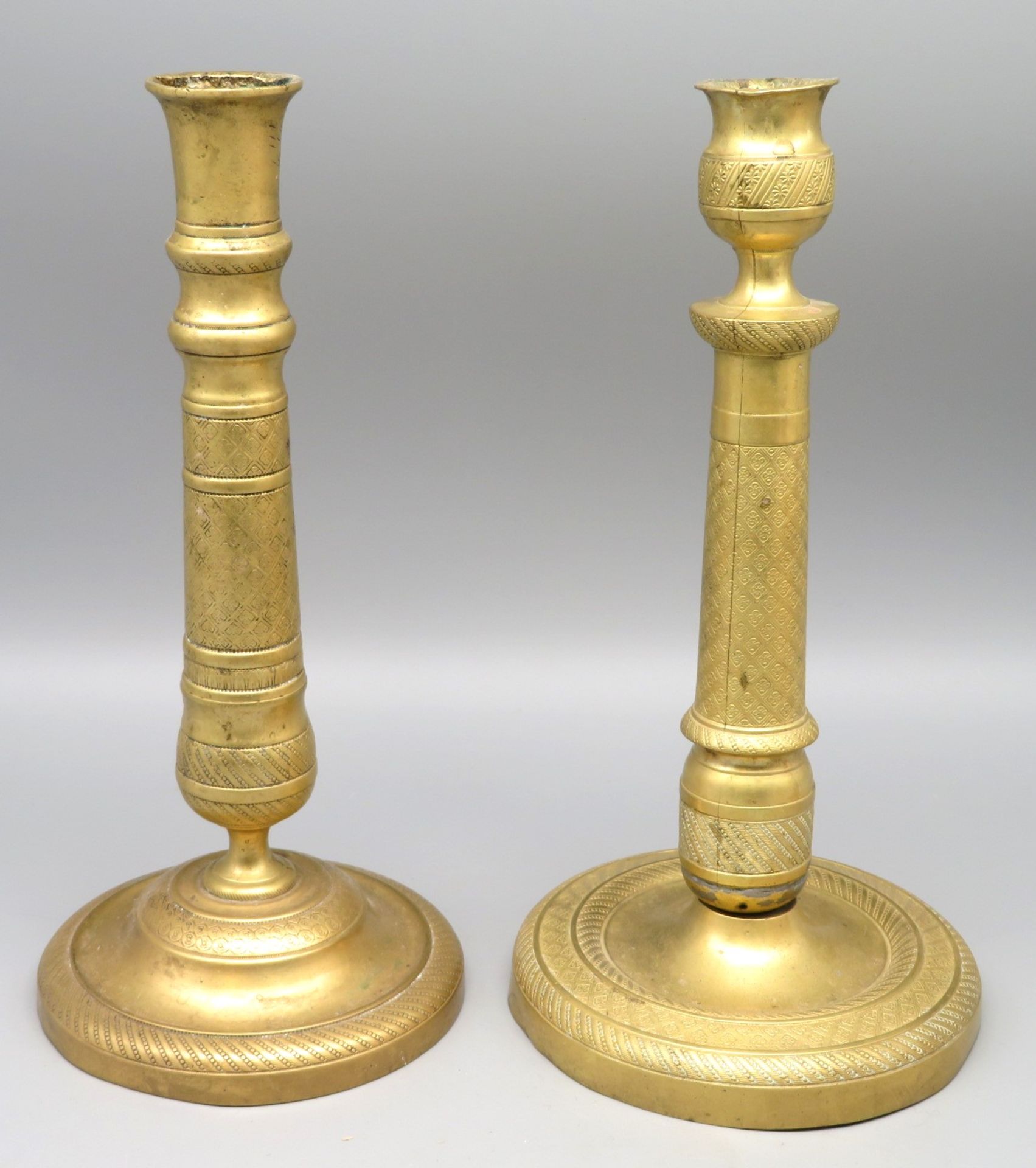 2 diverse Kerzenleuchter, Frankreich, um 1800, Messing mit Reliefdekor, h 25/25,5 cm.