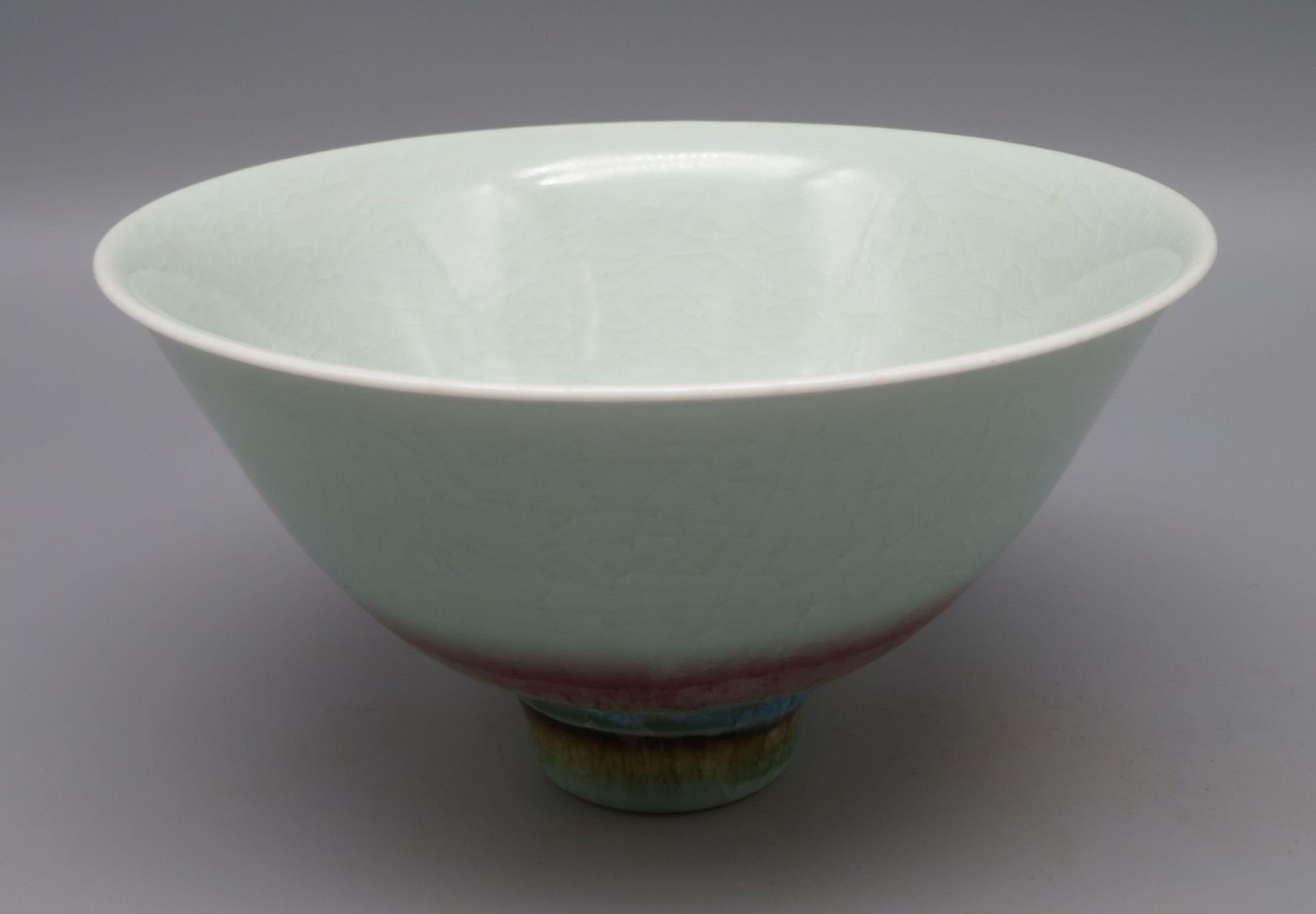Elegante Celadon-Schale, wohl Japan, Porzellan mit feiner, farbiger Krakelee-Glasur, Bodensignatur, - Bild 2 aus 3